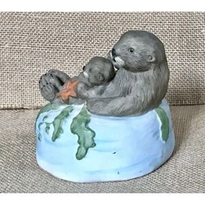 Vintage San Francisco Sea Otter Mother Baby Music Box Plays Pearly Shells